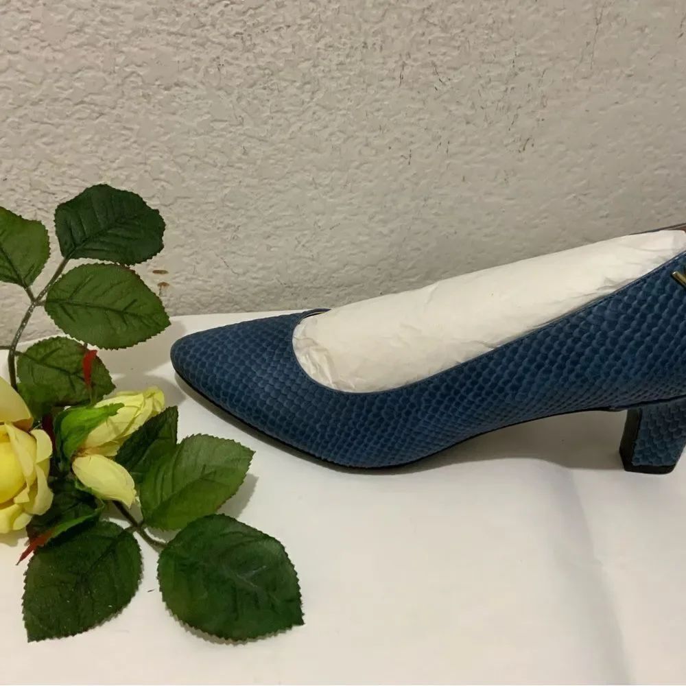 NWOT Vionic Mia Madison Blue Leather Snake Heels Size 9/41